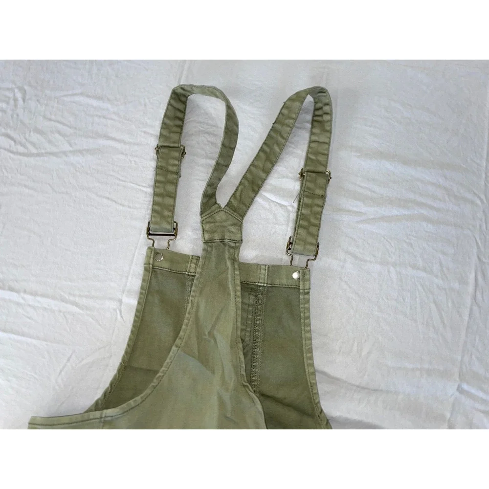Twiin Sisters Frayed Cuff Denim Overall Shorts in Olive. Women's Size L, NWT!! - Picture 4 of 4